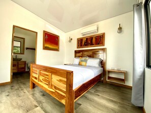3 bedrooms, desk, WiFi, bed sheets