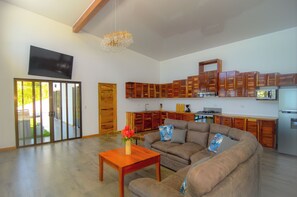 Smart TV - 3bdr Villa in Uvita TOUCAN | Jungle Ocean View | Luxury (Bahía Ballena)