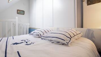 1 slaapkamer, een strijkplank/strijkijzer, gratis wifi, beddengoed