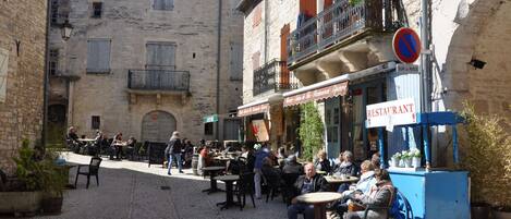 تناول الطعام بالخارج