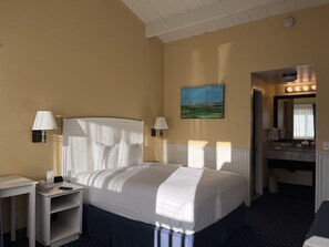 1 bedroom, iron/ironing board, WiFi - Cozy PET FRIENDLY Double Queen Room at Ocean-Side Property! (Monterey)