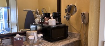 Cozy PET FRIENDLY Double Queen Room at Ocean-Side Property!