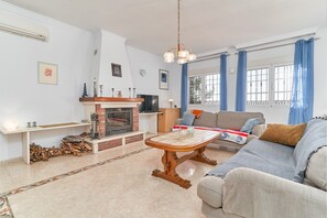 تلفزيون، مدفأة، مشغل دي في دي