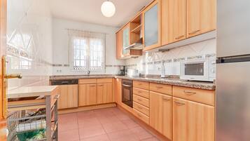 Refrigerador, microondas, horno, placa de cocina