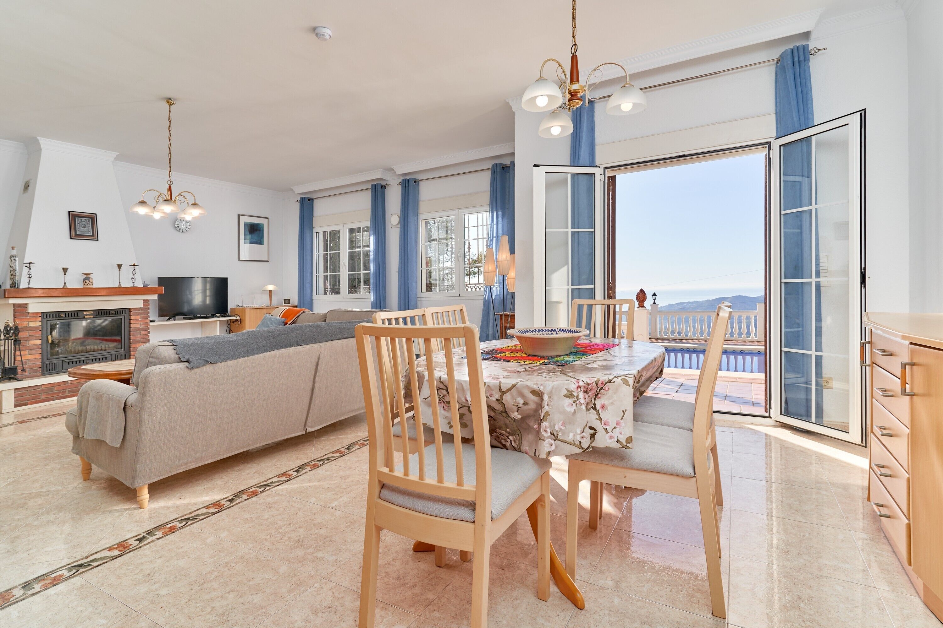 Televisión, chimenea, reproductor de DVD