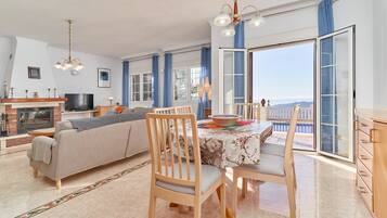 Televisión, chimenea, reproductor de DVD