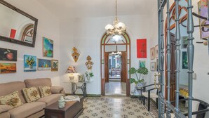 Un salon comprenant un canapé, une table basse et diverses œuvres d’art mural.