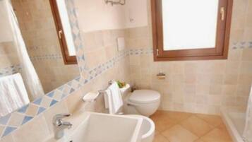 Doccia, asciugacapelli, bidet, asciugamani