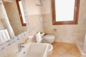 Een douche, een haardroger, een bidet, handdoeken