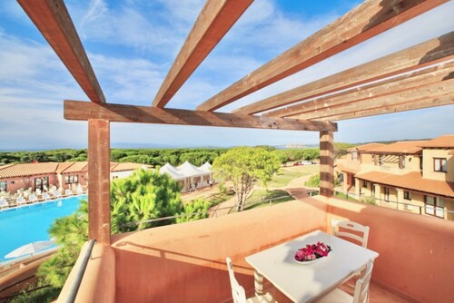 Studio apartment for 2 people of 27 m2 furnished in Sardinian style.Located on the ground floor with veranda and small garden or first floor with balcony.Composed of living room with kitchenette, 2 joinable single beds, bathroom.Endowed of:- TV- air cond