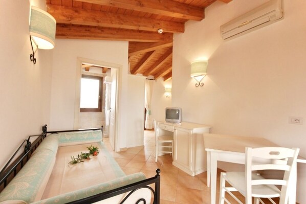 TV - Studio apartment for 3 people of 30 m2 furnished in Sardinian style.Located on the ground floor with veranda and small garden or first floor with balcony.Consisting of living room with kitchenette, 2 joinable single beds, single sofa bed, bathroom.Endowe (Vignola Mare / Aglientu)