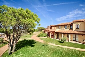 Exterior - Studio apartment for 3 people of 30 m2 furnished in Sardinian style.Located on the ground floor with veranda and small garden or first floor with balcony.Consisting of living room with kitchenette, 2 joinable single beds, single sofa bed, bathroom.Endowe (Vignola Mare / Aglientu)