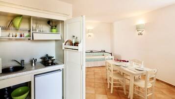 Kühlschrank, Mikrowelle, Herdplatte, Geschirrspüler