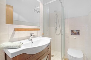 Dusche, Haartrockner, Handtücher