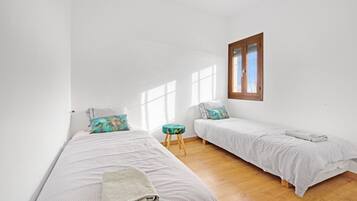 4 bedrooms, bed sheets