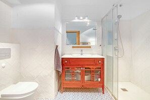 Regadera, secadora de cabello, toallas 