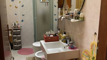 Douche, sĂšche-cheveux, bidet, serviettes fournies