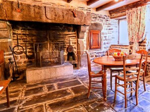 Dining - Montaigu Countryside Stay (Montaigu-Les-Bois)