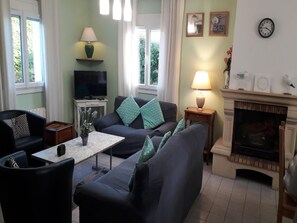 Een televisie en een open haard