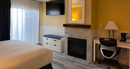 Premium King Fireplace Room Walking Distance from the Beach!