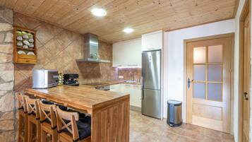 Køleskab, mikrobølgeovn, ovn, kogeplade