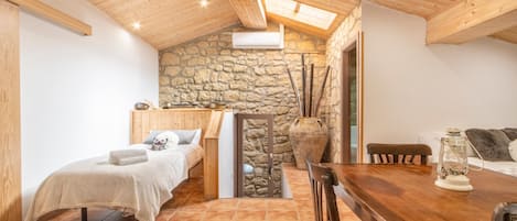 6 bedrooms, desk, free WiFi, bed sheets