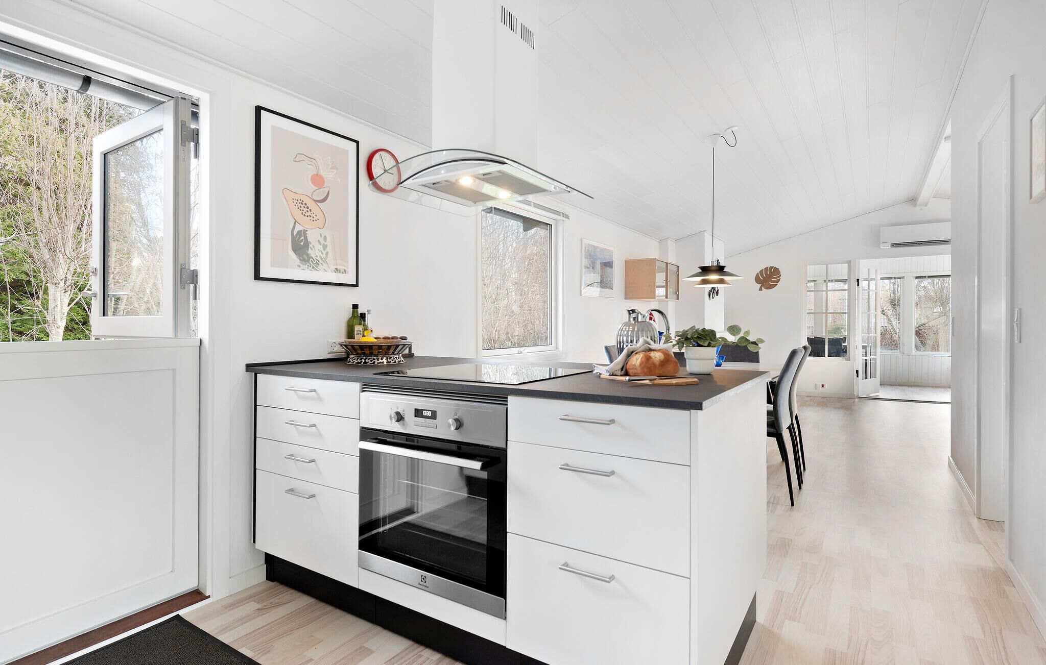 Fridge, dishwasher, coffee/tea maker