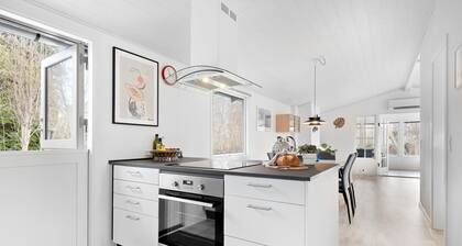 Beautiful home in Dronningmølle