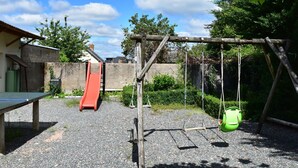 Un'area giochi con uno scivolo e altalene.