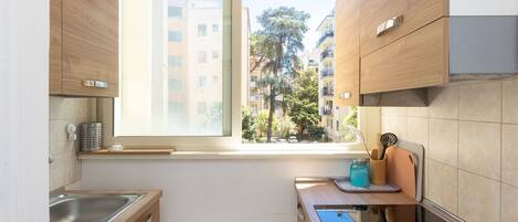 冷蔵庫、電子レンジ、オーブン、コンロ