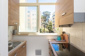 Kylskåp, mikrovågsugn, ugn och spishäll