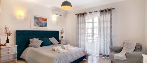 3 slaapkamers, een strijkplank/strijkijzer, gratis wifi, beddengoed