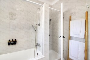 Shower, hair dryer, towels - Villa 'Casa Judite' with Private Terrace, Balcony and Wi-Fi (Lagoa)