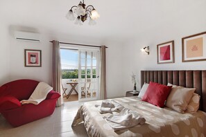 3 slaapkamers, een strijkplank/strijkijzer, gratis wifi, beddengoed