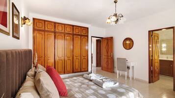 3 bedrooms, iron/ironing board, free WiFi, bed sheets