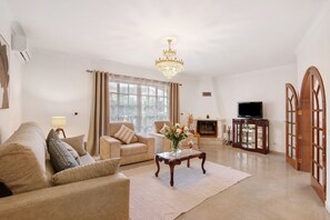 Télévision, cheminée