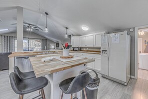 Fridge, microwave, oven, dishwasher - Ruidoso Retreat w/ Mtn Views ~ 20 Mi to Ski Apache (Ruidoso)