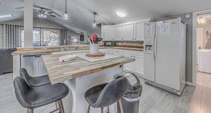 Ruidoso Retreat w/ Mtn Views ~ 20 Mi to Ski Apache