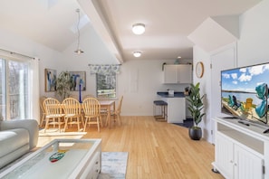 Smart TV, DVD player, books, video library - Private Coveside Escape. Minutes to Acadia (Trenton)