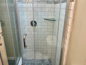 Douche, sĂšche-cheveux, bidet, serviettes fournies