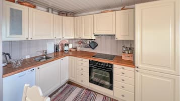 Jääkaappi, uuni, liesi, astianpesukone