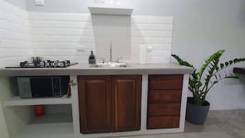 Een koelkast, een magnetron, een koffiezetapparaat/waterkoker