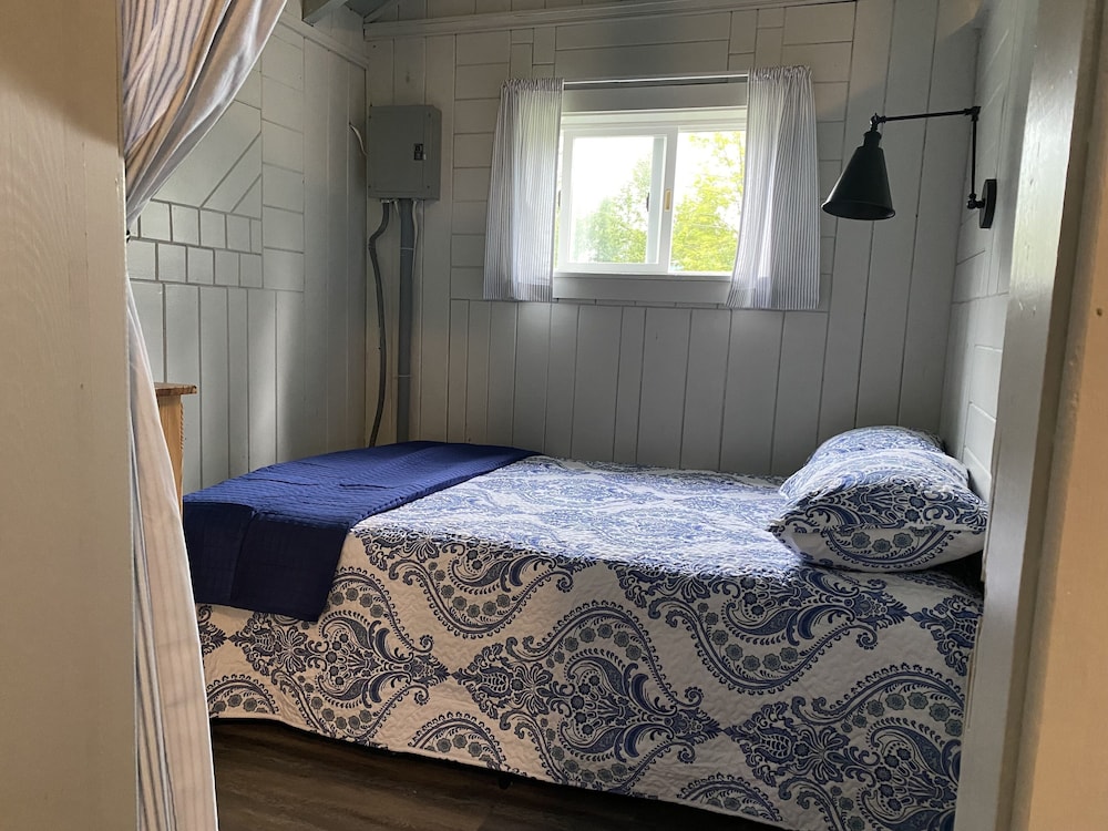 Waterfront cabin with access to Long Lake and Mud Lake. Sinclair Vrbo