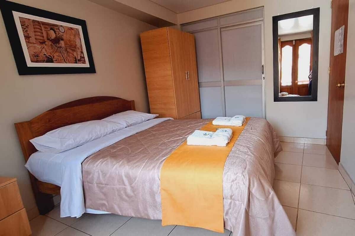 Eenvoudige studio suite, hot tub, uitzicht op stad | Hypoallergeen beddengoed, een bureau, een laptopwerkplek, gratis wifi