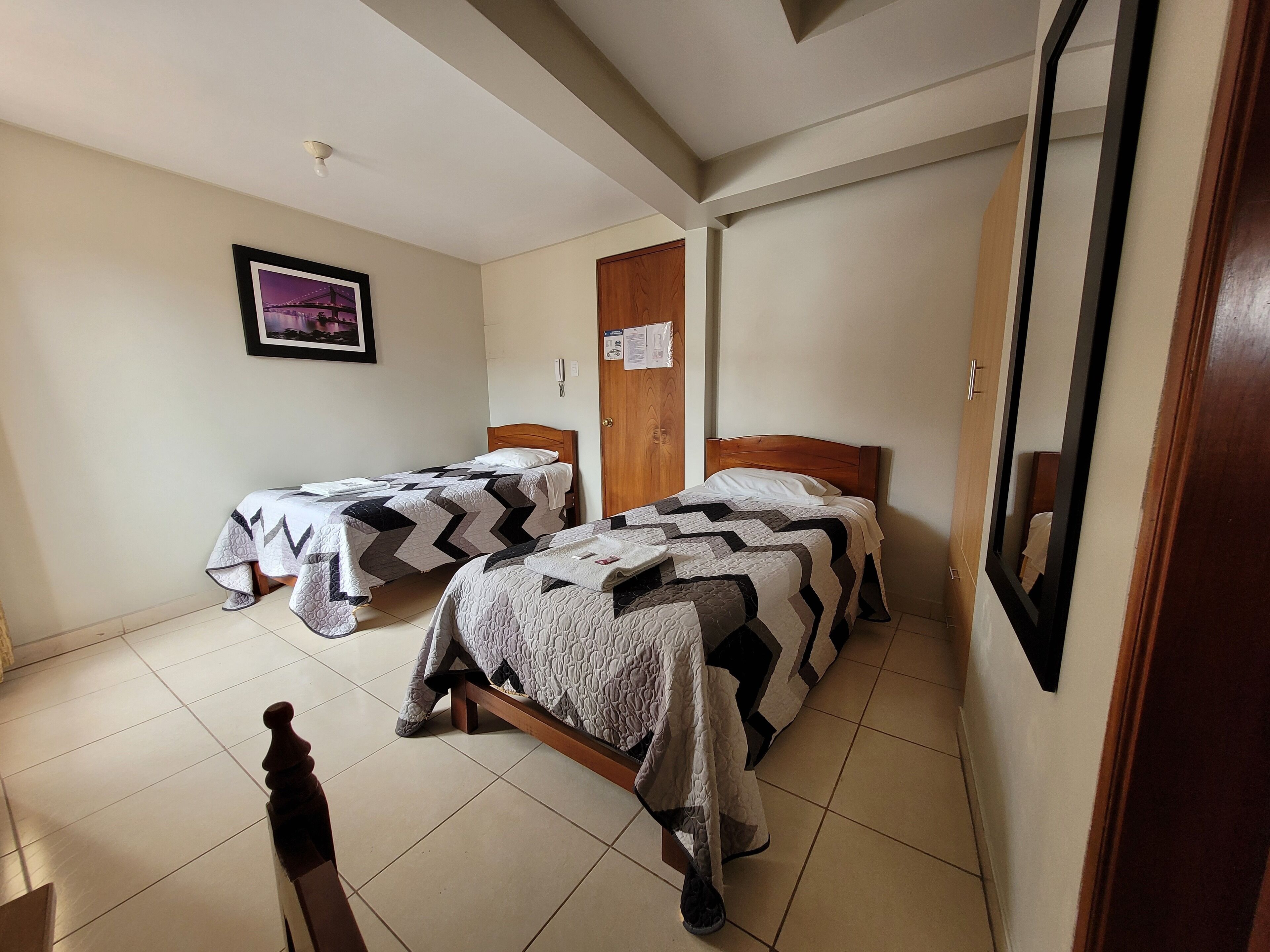 Kahden hengen perushuone (kaksi sänkyä), parveke, kaupunkinäköala | Allergiatestatut vuodevaatteet, työpöytä