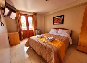 Studio Suite cơ bản, bồn tắm nước nóng, quang cảnh thành phố | Bộ đồ giường kháng dị ứng, bàn, khu vực làm việc phù hợp cho laptop