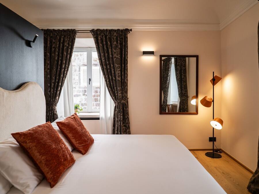 Comfort Room | Egyptian cotton sheets, premium bedding, memory foam beds, in-room safe