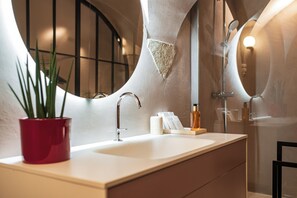 Basic Room | Bathroom | Shower, designer toiletries, hair dryer, bathrobes