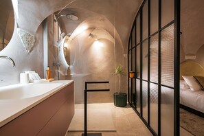 ベーシック ルーム | バスルーム | シャワー、デザイナーバスアメニティ、ヘアドライヤー、バスローブ