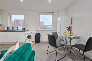 Dining - Sleeps 3: Perfect for Family & Business Relocations - FREE WiFi (Woodhouse)